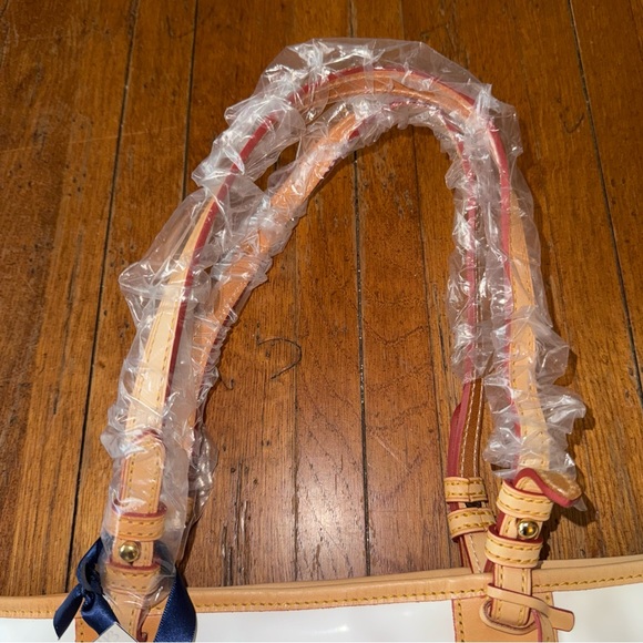 Dooney & Bourke White Patent Leather North/South Lee Tote Bag NWT! FLAW. - Picture 5 of 14